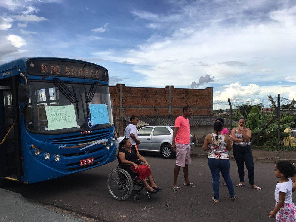 Passageiros protestam no Parque Alexandrina, em Presidente Prudente (Foto: Stephanie Fonseca/G1)