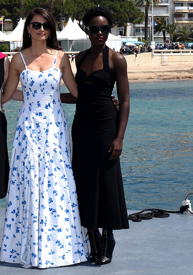 Ao lado de Penelope Cruz com um look inteiro preto (Foto: Antony Jones / Getty Images)