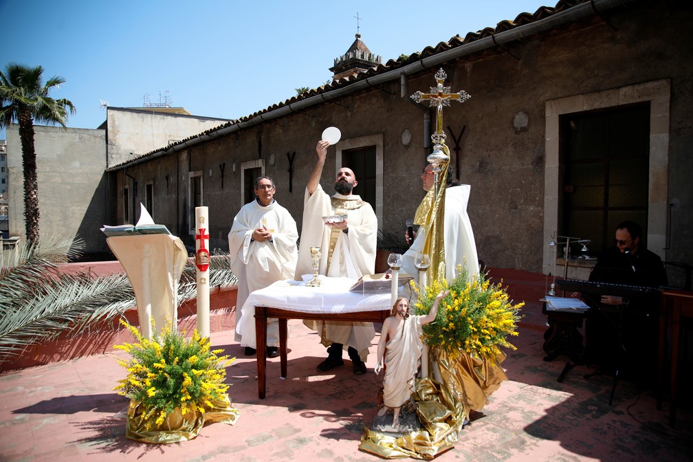 Frei Massimo Corallo celebra a Missa do Domingo de Páscoa no terraço da igreja Santa Maria di Gesu, em Catania, Itália. — Foto: Antonio Parrinello/Reuters