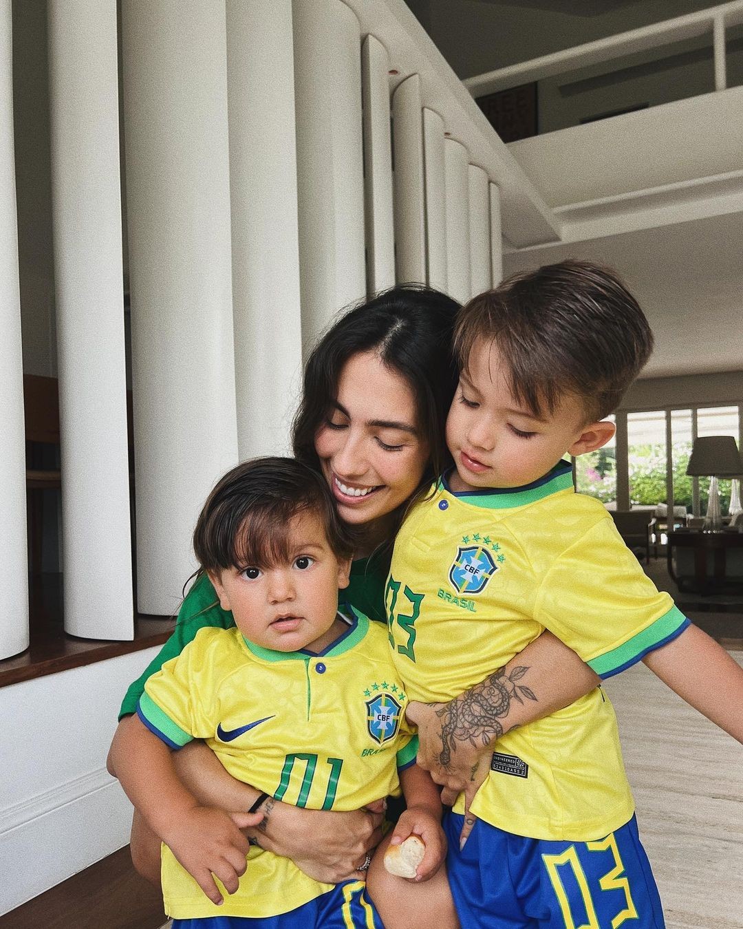 Gabi Brandt e os filhos — Foto: Reprodução do Instagram