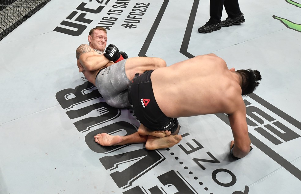 Jack Hermansson finalizou Kelvin Gastelum com uma chave de calcanhar — Foto: Getty Images