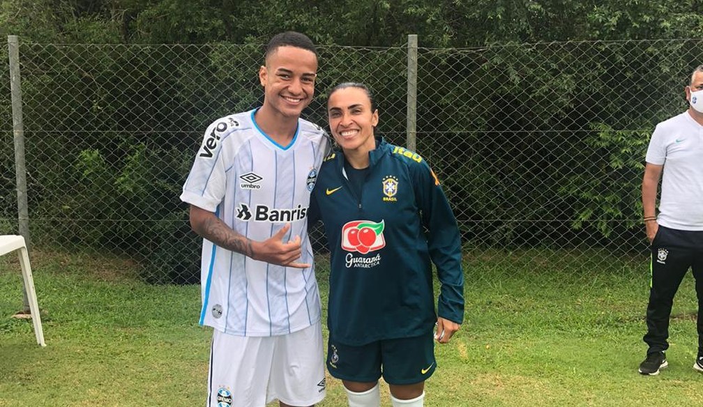 Kauan Kelvin com Marta, da seleção brasileira feminina — Foto: Arquivo pessoal