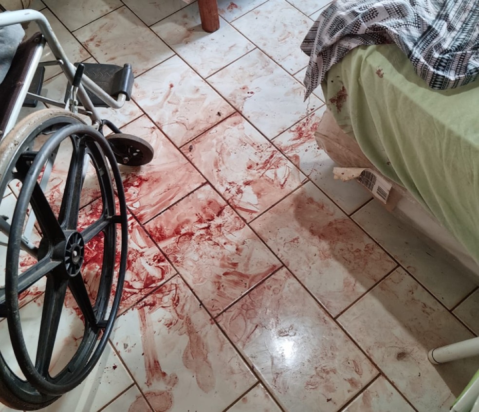 Uma foto feita pela Guarda Civil da cidade mostra o chão da casa sujo de sangue depois das agressões. — Foto: Divulgação/Guarda Civil de Luís Eduardo Magalhães