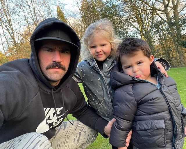 Alisson Becker e os filhos Helena e Matteo (Foto: Reprodução / Instagram)