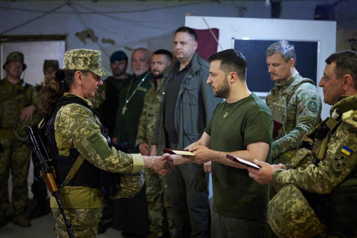Zelensky vai &agrave; linha de frente no Sul da Ucr&acirc;nia, um dia ap&oacute;s ataque russo  matar dois | Mundo | O Globo