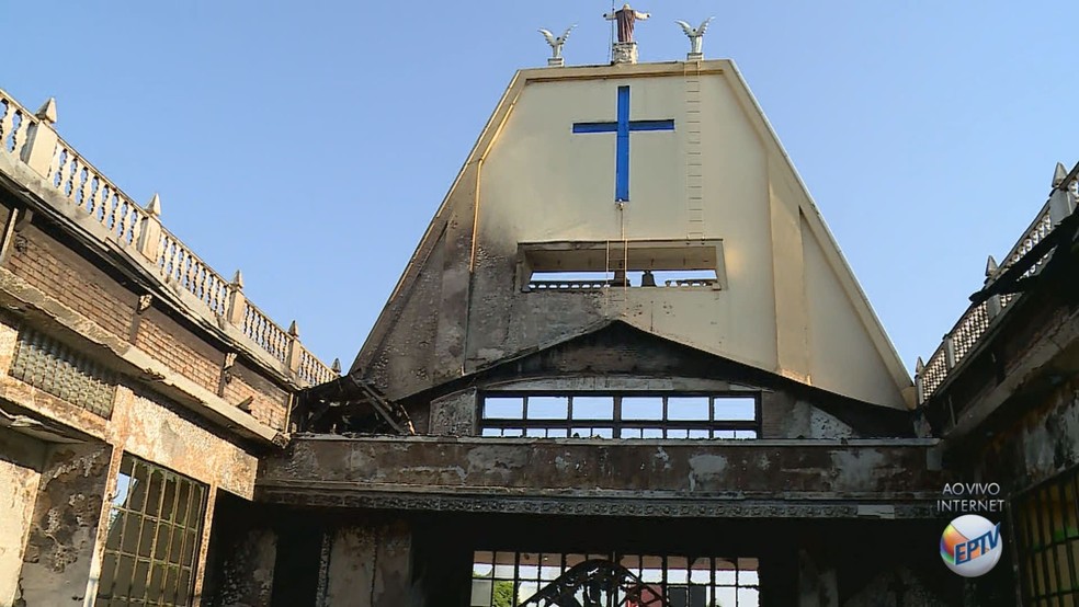 Chamas destruíram o telhado da igreja de Guariba, SP, que estava em reforma (Foto: Valdinei Malaguti/EPTV)