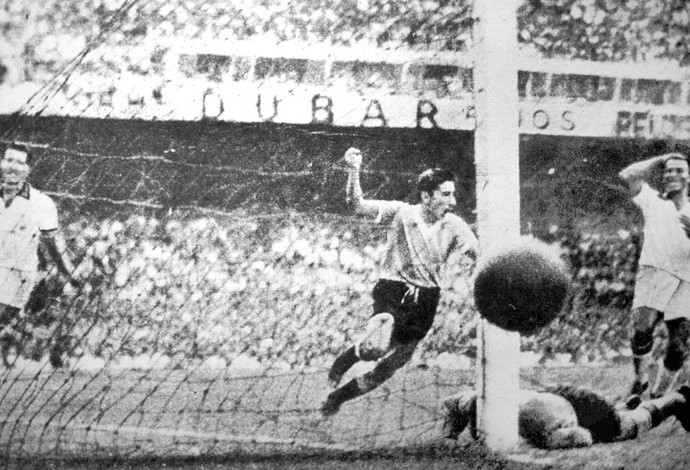 Ghiggia comemora gol do uruguai contra o Brasil- Maracanã - Copa do Mundo 1950 (Foto: Agência AP )