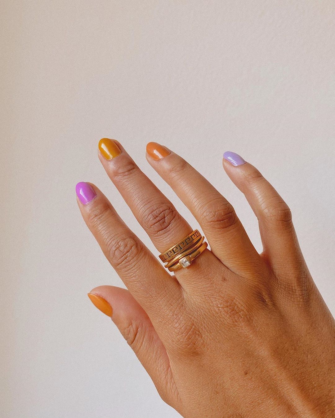 Unhas multicoloridas da Larissa Cunegundes (Foto: Reprodução Instagram @laricunegundes)