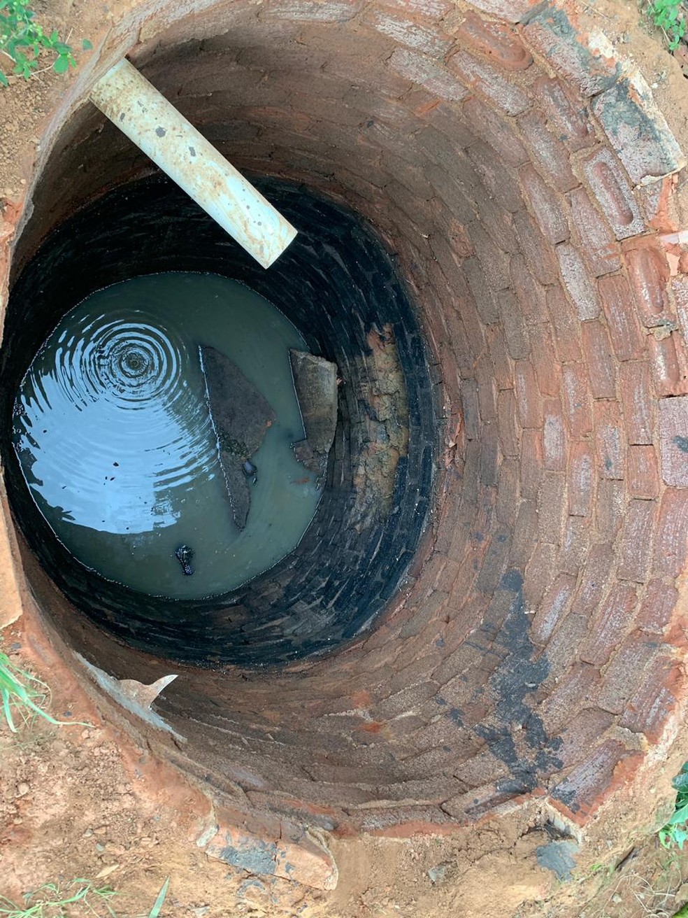 Fossa onde família caiu tem cerca de quatro metros de profundidade, em Artur Nogueira. — Foto: Cristina Maia/EPTV