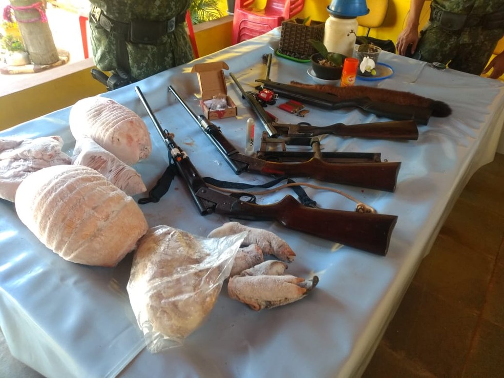 Homem é preso com armas de fogo e carnes de caça em Tatuí — Foto: Polícia Ambiental/ Divulgação