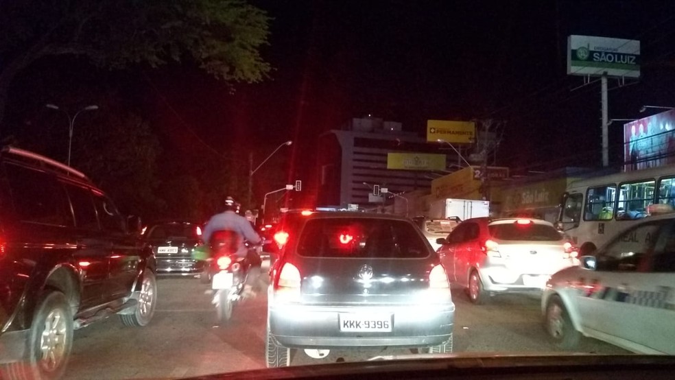 Semáforos apagados com falta de energia na Avenida Fernandes Lima, em Maceió — Foto: Abidias Martins/ TV Gazeta