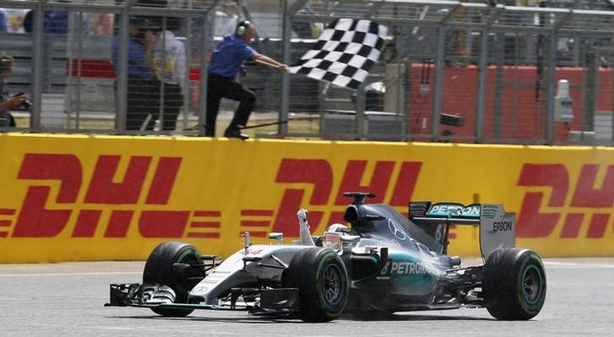 Lewis Hamilton comemora vitória no GP da Inglaterra (Foto: Reuters)