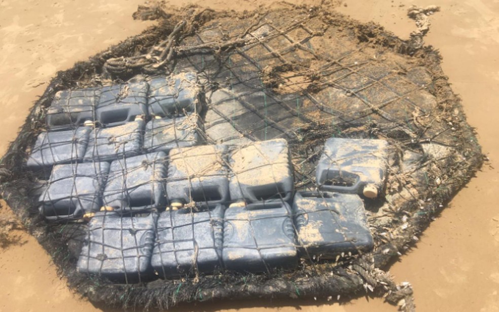 Material foi encontrado na Praia de Aruana em Aracaju — Foto: Adema/SE