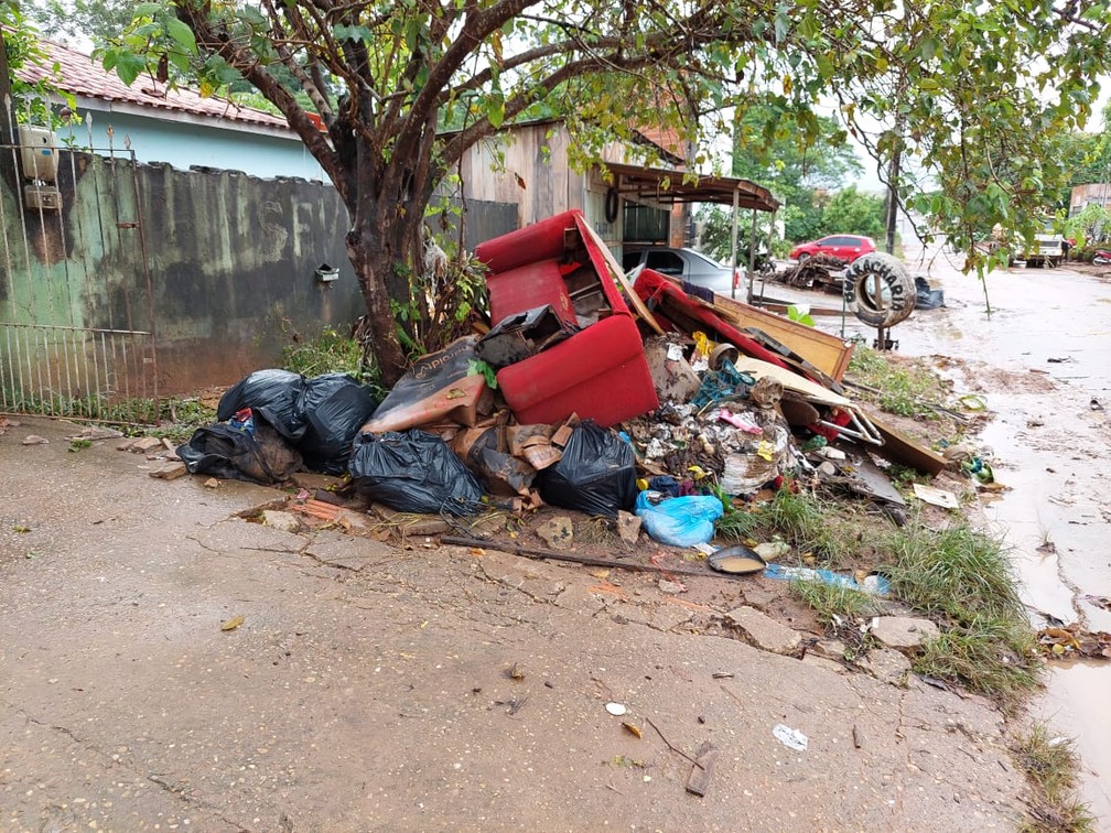 Móveis descartados em rua após casas serem inundadas por cheia — Foto: Victória Ferreira/Rede Amazônica
