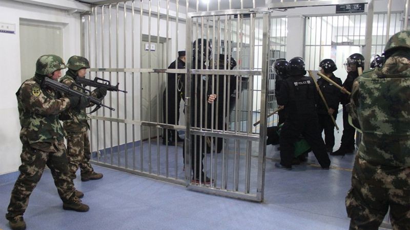 Policiais armados circulam pelos campos de reeducação e as prisões (Foto: BBC News)