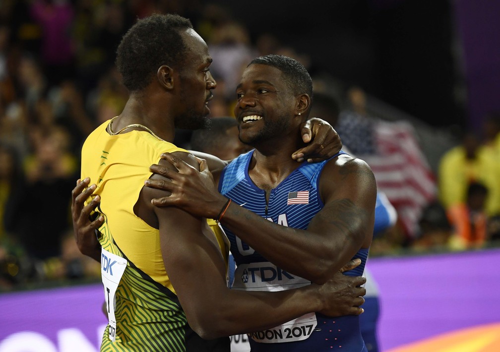 Bolt abraça Gatlin reconhecendo a superioridade do rival (Foto: Reuters)