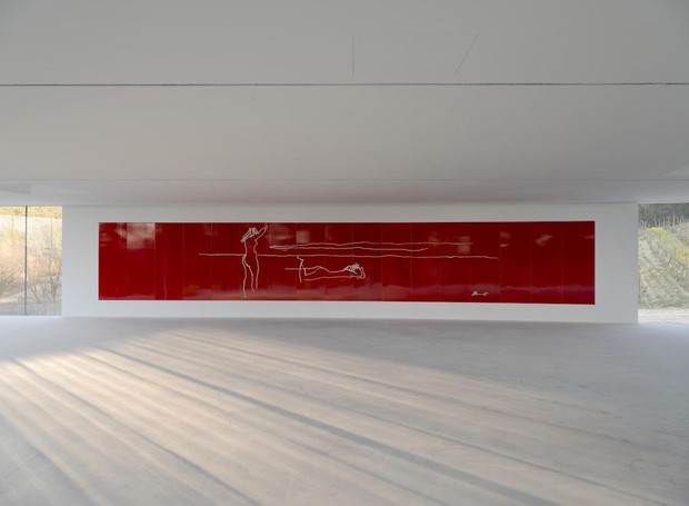 Mural de cerâmica vermelha foi feito baseado em um desenho de Oscar Niemeyer (Foto: Château La Coste / Reprodução)