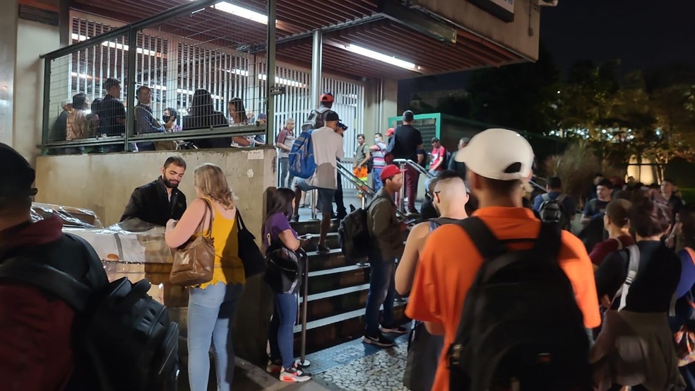 Pessoas aglomeradas em frente à estação Tucuruvi, que foi fechada devido greve do metrô de SP  — Foto: Hermínio Bernardo/TV Globo