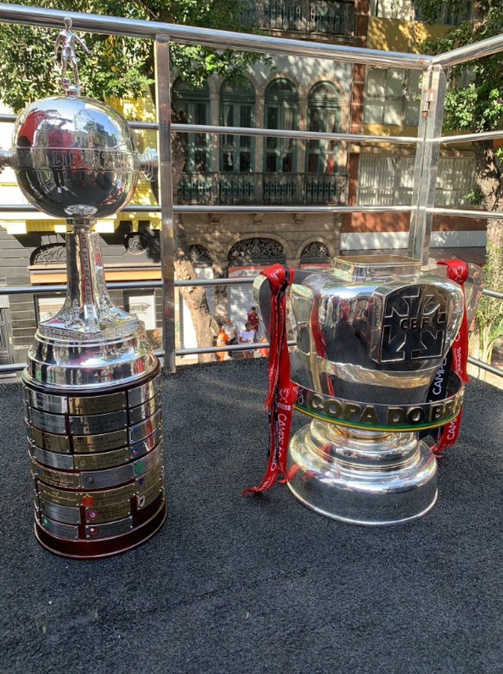Taças da Libertadores e da Copa do Brasil aguardam os jogadores do Flamengo — Foto: Divulgação
