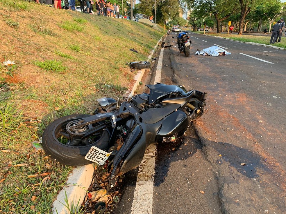 Acidente aconteceu na Avenida Nações Unidas em Bauru e envolveu duas motos — Foto: César Culiche/ TV TEM 