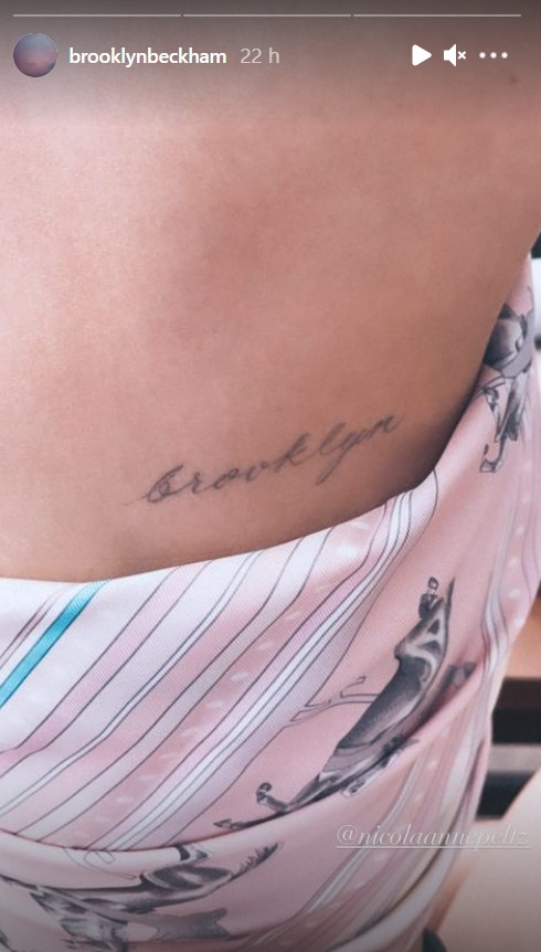 A tatuagem que Nicola Peltz fez para homenagear Brooklyn Beckham (Foto: Reprodução / Instagram)