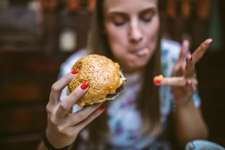 Quatro alimentos para evitar durante uma crise de acne - Revista Marie  Claire | Beleza