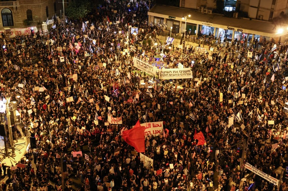 Protesto em Israel reúne manifestantes contra primeiro-ministro do país — Foto: Menahem Kahana / AFP