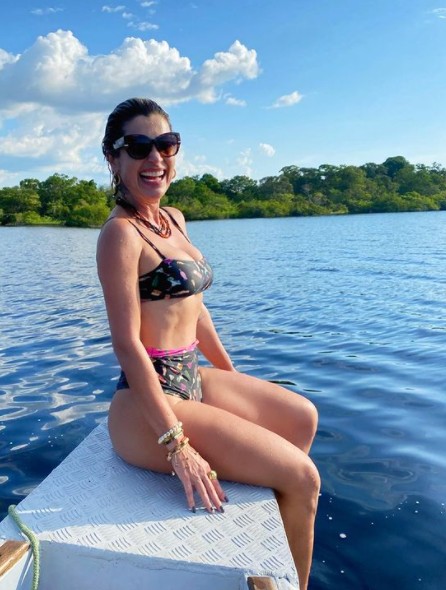 Flávia Alessandra anda de cipó na Amazônia: "Bem-vindo à selva" (Foto: Reprodução/Instagram @flaviaalessandra)