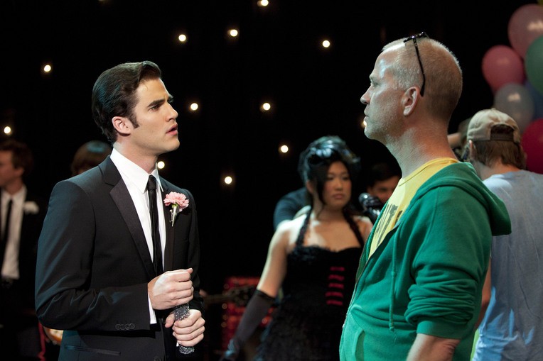 Ryan Murphy e Darren Chris nos bastidores de 'Glee' (Foto: Divulgação)