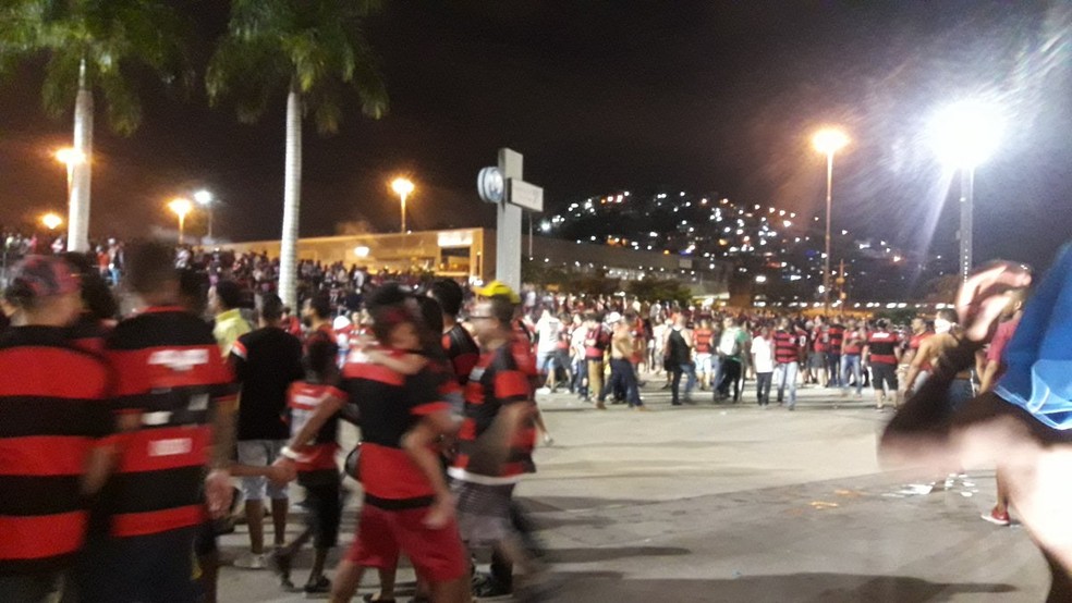 Confusão na saída do Maracanã (Foto: Bruno Giufrida)