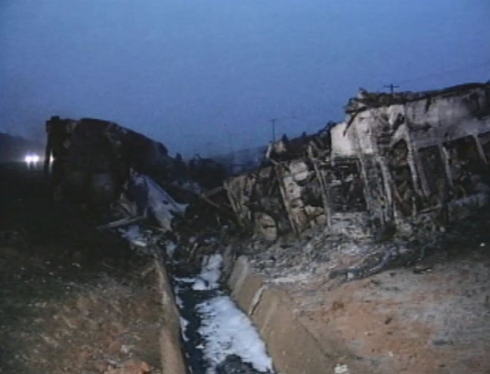 Veículos ficaram totalmente queimados no maior acidente da história da rodovia Anhanguera, em Araras (Foto: Reprodução EPTV)
