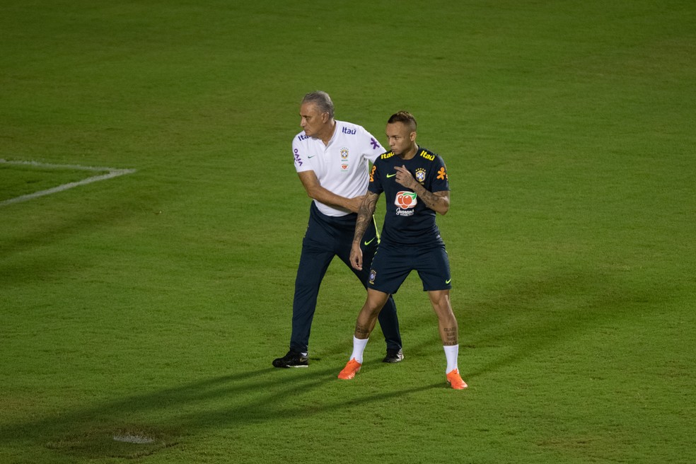 Tite orienta o atacante Everton em treino da seleção brasileira, no Barradão — Foto: Pedro Martins/MoWA Press