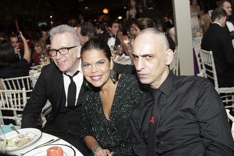 Jean Paul Gaultier, a diretora de redação da Vogue, Daniela Falcão, e Tenl   