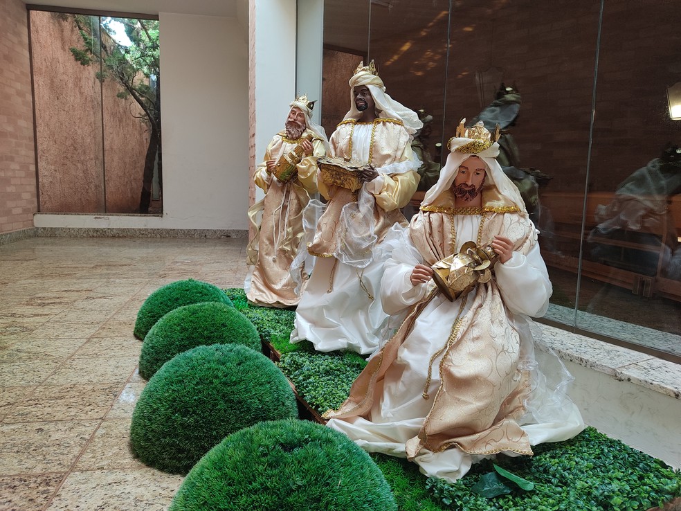 Presépio é montado com Jesus, Maria e um dos reis magos negros na Paróquia de Santa Rita de Cássia — Foto: Aline Costa/G1
