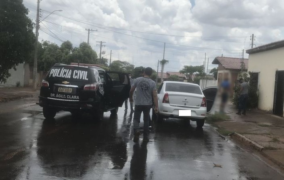 Policiais no momento em que abordaram carro em cidade de MS — Foto: Polícia Civil/Divulgação