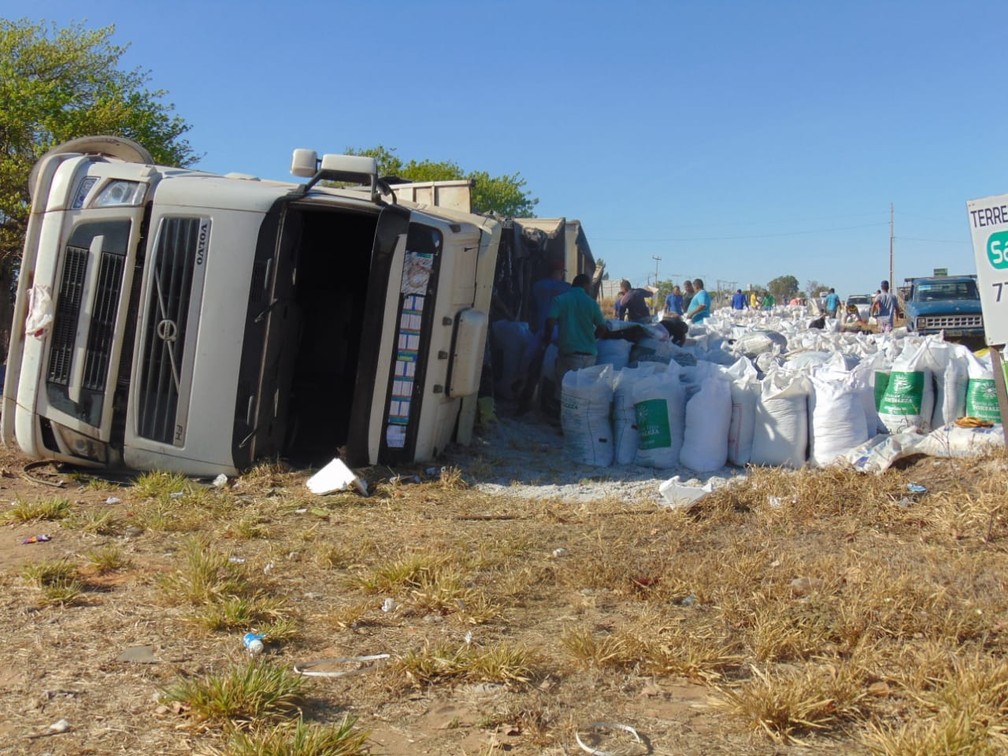 Motorista ficou ferido e foi atendido por equipe da Samu — Foto: Edivaldo Braga