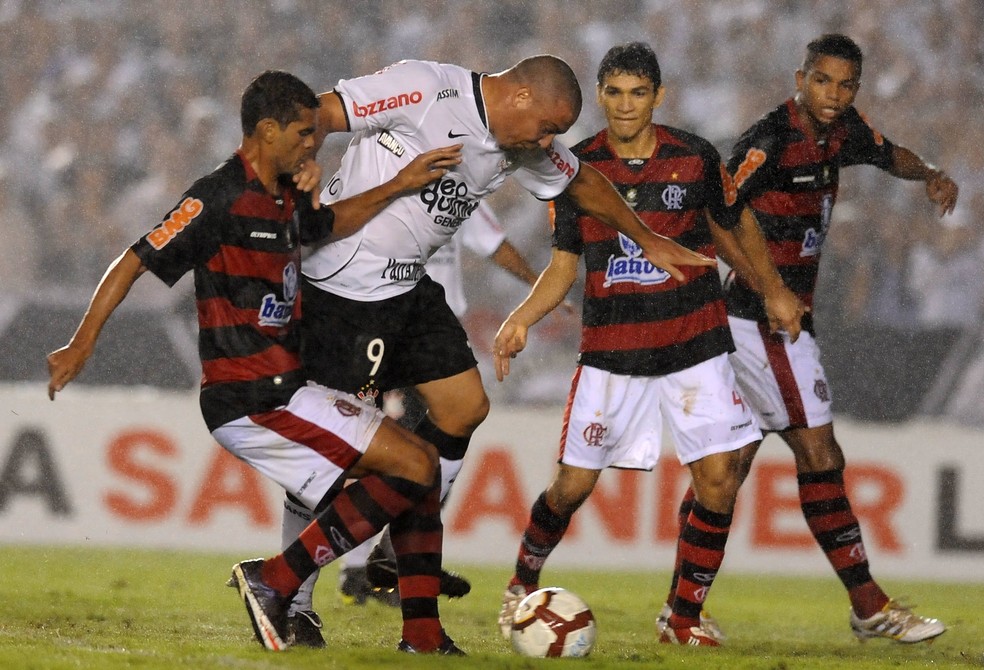 Corinthians x Flamengo em 2010 contou com a presença de Ronaldo Fenômeno — Foto: VANDERLEI ALMEIDA / AFP