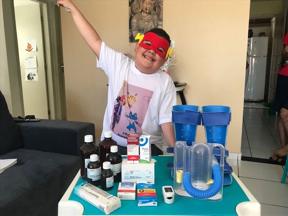 JoÃ£o Gabriel utiliza vÃ¡rios medicamentos para retardar a Distrofia Muscular de Duchenne (DMD) â Foto: Michelle Farias/G1 AL