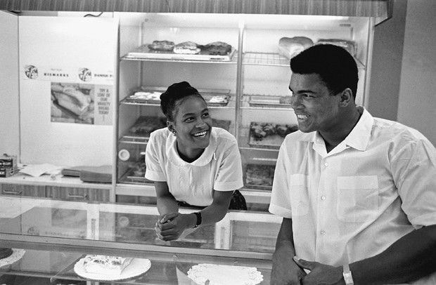 Ali em uma padaria flertando com Belinda Boyd; ela viria a se tornar sua segunda esposa - 1966 (Foto: Thomas Hoepker / Galeria de Babel)