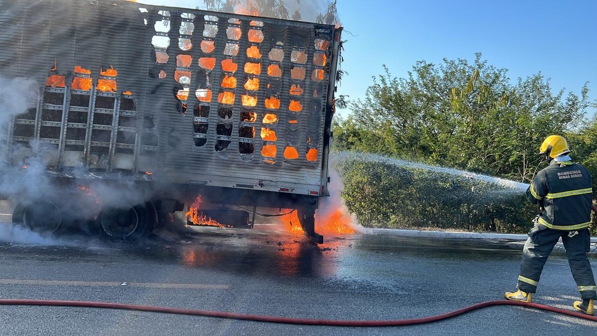 Carreta carregada com produtos de limpeza pega fogo na BR-251, em Montes Claros