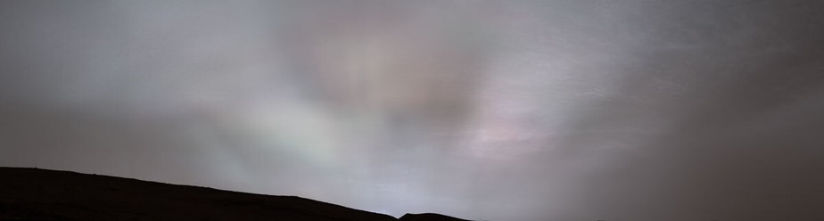 O rover Curiosity Mars, da NASA, captou raios solares brilhando através das nuvens, no pôr do sol de 2 de fevereiro de 2023.