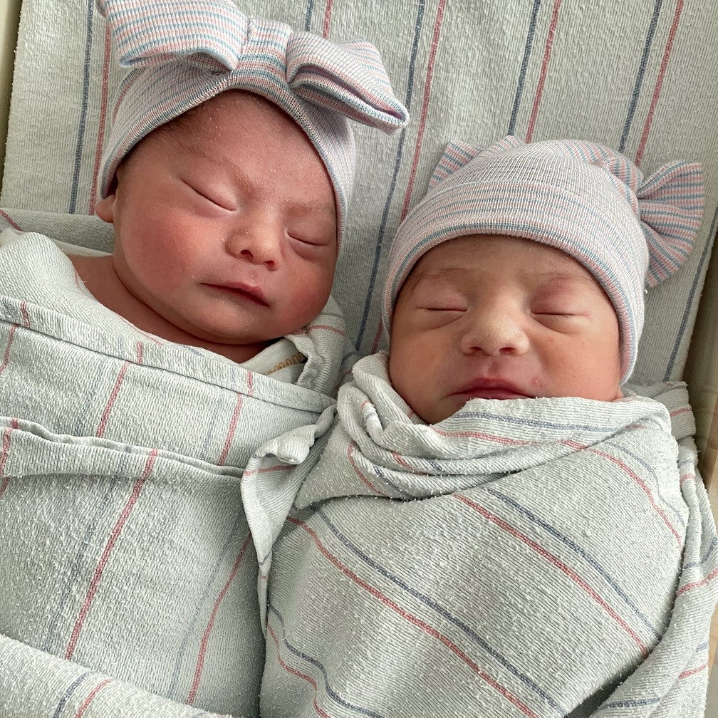 Os gêmeos Alfredo Antonio e Aylin Yolanda Trujillo nasceram com apenas 15 minutos de diferença, mas Alfredo veio ao mundo em 31 de dezembro de 2021 e Aylin, em 1º de janeiro de 2022 — Foto: Reprodução/Natividad Medical Center