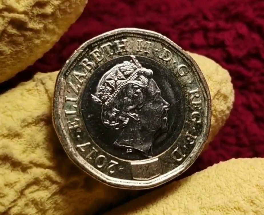 Moeda de uma libra esterlina com o rosto da rainha Elizabeth II