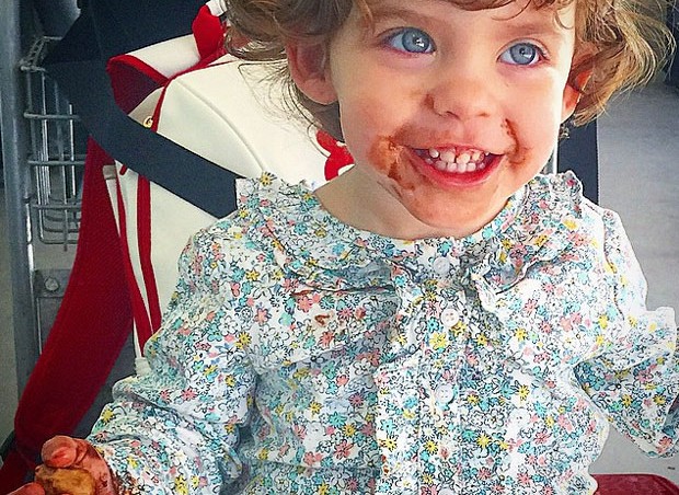 Maria Eduarda com sorrisão de chocolate (Foto: Reprodução/ Instagram)