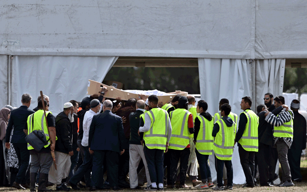 Enterro de primeiras vÃ­timas de massacre em mesquitas de Christchurch, na Nova ZelÃ¢ndia â€” Foto: Anthony Wallace / AFP Photo