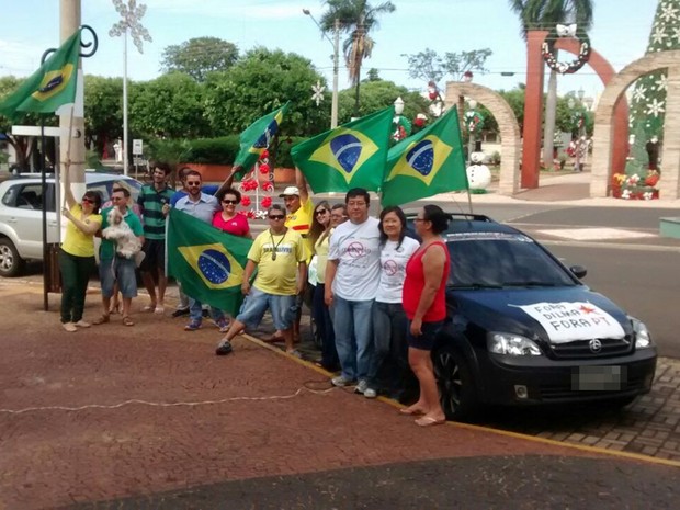 Parte dos manifestantes em Santa Fé do Sul (Foto: Antônio Donizete/Colaboração)