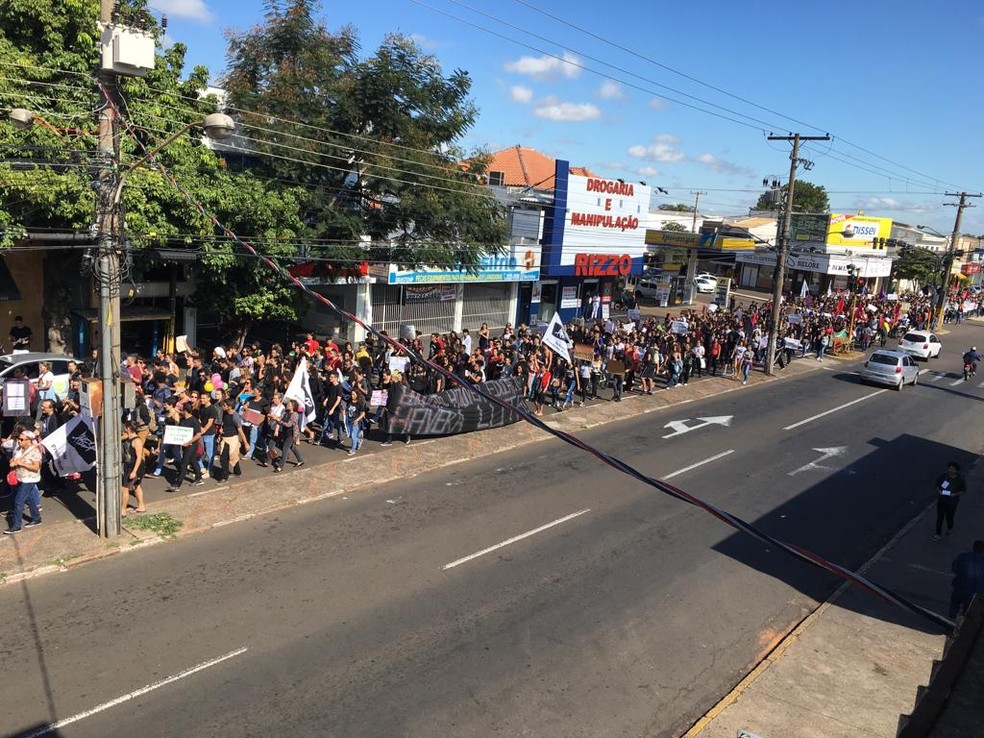 Ato contra os bloqueios na educação e a reforma da Previdência e realizado em Presidente Prudente — Foto: João Alberto Pedrini/G1