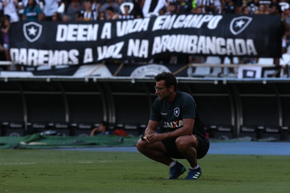 Faixa: "Deem a vida em campo, daremos a voz na arquibancada" (Foto: Vitor Silva/SSPress/Botafogo)