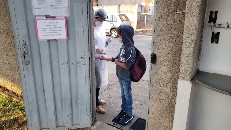 Alunos voltaram às aulas nesta segunda em Curvelo — Foto: Lorena Lemos/ Inter TV