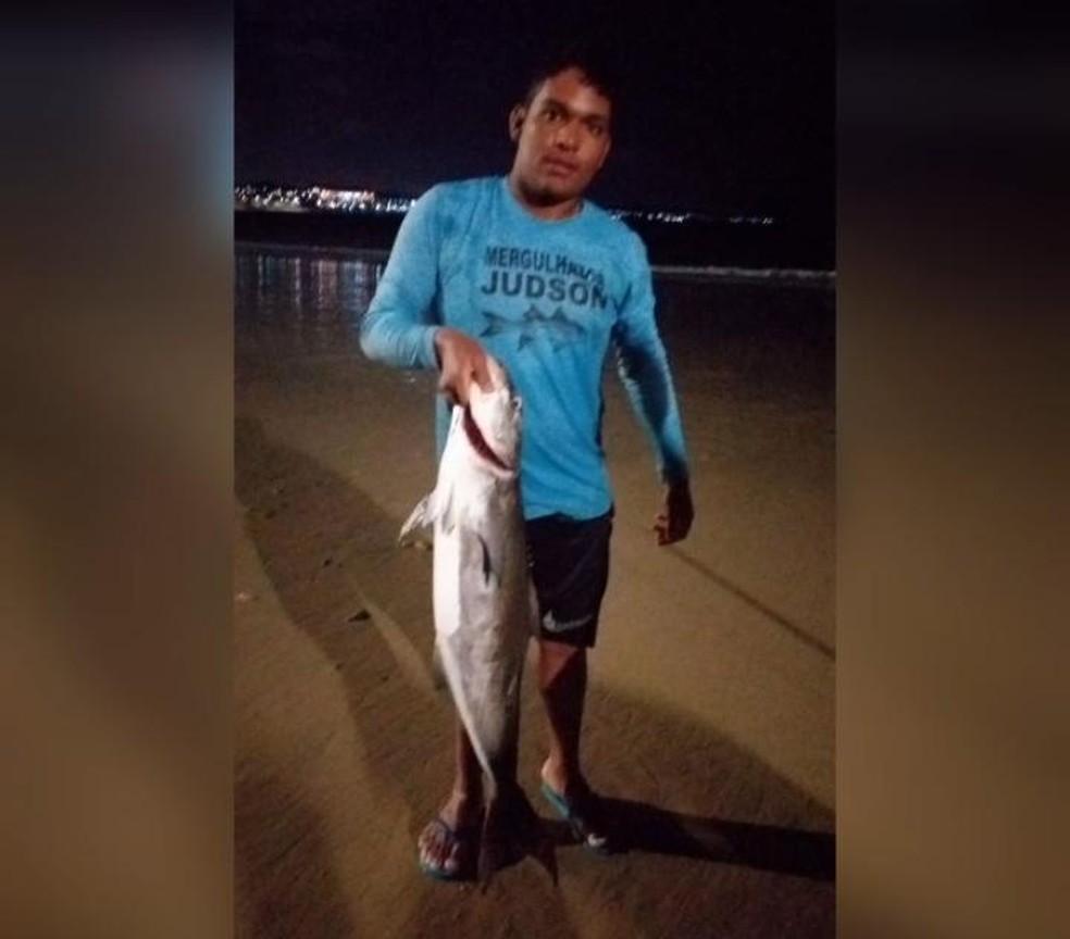 Judson Michael Peixoto da Silva, de 21 anos, desapareceu no domingo (2) enquanto pescava em Muri&uacute;. &mdash; Foto: Arquivo da fam&iacute;lia